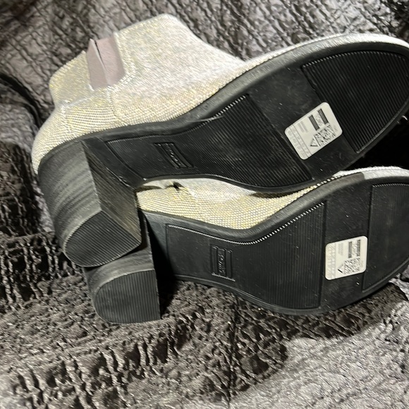 NWT TOMS SZ 6.5 peep toe booties. Castle rock grey, metallic linen. - Picture 6 of 8